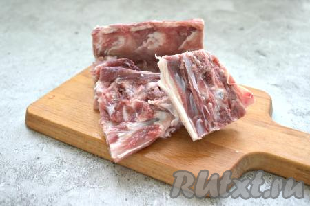 Для варки бульона я использовала баранину на кости. Кусочки баранины моем, выкладываем в кастрюлю, заливаем 2 литрами воды и ставим на огонь.