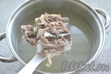 После закипания уменьшаем огонь, убираем образовавшуюся на поверхности пену. Варим баранину до мягкости мяса (у меня баранина варилась немного больше часа). Мясо извлекаем из кастрюли, а сам бульон по вкусу солим. Когда баранина остынет, отделяем мясо от костей. Мякоть баранины добавляем в кастрюлю с бульоном.