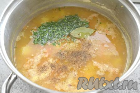 В конце приготовления суп перчим по вкусу, добавляем лавровый лист и измельчённую зелень, перемешиваем, доводим до кипения, провариваем 1 минуту на умеренном огне и выключаем огонь.
