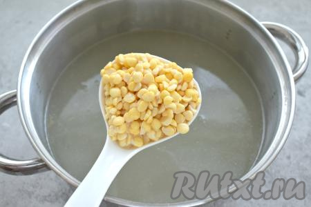 Замоченный горох промываем проточной водой, откинув на дуршлаг. Перекладываем горох в бульон с кусочками баранины, ставим на огонь. После закипания варим на небольшом огне минут 30 (горох должен стать достаточно мягким). Я варила колотый горох, на варку целого предварительного замоченного гороха потребуется немного больше времени.