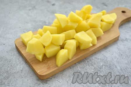 Картошку очищаем, нарезаем на небольшие кубики и выкладываем в кастрюлю, когда горох станет достаточно мягким. Доводим гороховый суп с бараниной до кипения и варим на небольшом огне 15-20 минут (картофель должен стать достаточно мягким).&nbsp; 