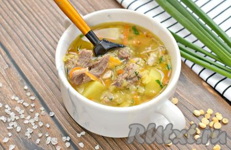 Гороховый суп с бараниной получился наваристым, в меру густым, сытным и ароматным, разливаем его по тарелкам и подаём к столу со свежим хлебом или с сухариками. Этот аппетитный, вкусный супчик прекрасно разнообразит домашнее меню!