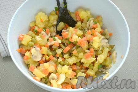 Заправляем салат растительным маслом, перемешиваем, пробуем на вкус, если нужно, солим и перчим.