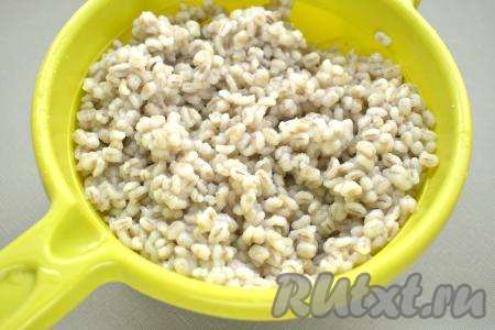 Готовую варёную перловку откидываем на дуршлаг, ополаскиваем холодной водой, лишней воде даём стечь.