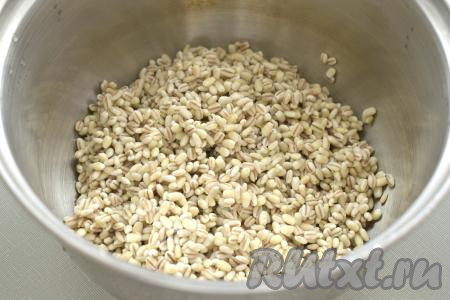 После замачивания перловку промываем, выкладываем в кастрюлю, заливаем 4 стаканами холодной воды и ставим на огонь. С момента закипания варим перловку на небольшом огне минут 25-35 (до мягкости крупы). У меня перловка была готова через 30 минут.