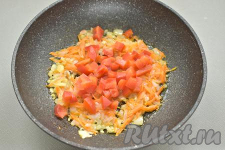 Болгарский перец нарезаем на небольшие кубики и добавляем в сковороду с обжаренными овощами, перемешиваем, готовим 1-2 минуты.