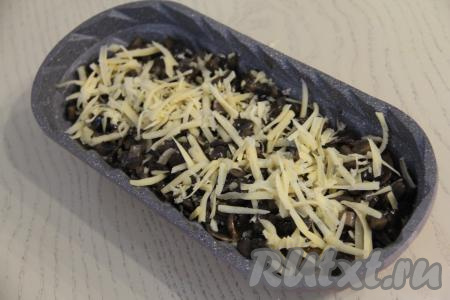 Поверх грибов разложить оставшийся сыр.