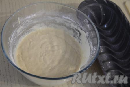 Перемешать тесто венчиком до однородности. Затем начать добавлять понемногу оставшуюся муку, вмешивая её в тесто венчиком. Всыпая муку, учитывайте, что тесто для заливного пирога должно напоминать по густоте сметану средней жирности. В зависимости от величины яиц, жирности кефира, муки для замешивания теста может потребовать чуть больше или меньше, чем указано в ингредиентах.