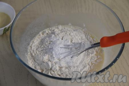 Сливочное масло растопить в микроволновке (или на водяной бане) до жидкого состояния, дать немного остыть. В смесь кефира и яиц влить остывшее растопленное сливочное масло, всыпать соль, разрыхлитель и половину муки.