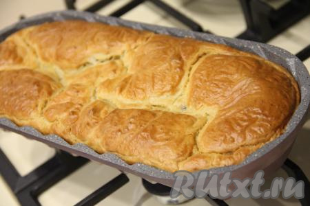 Поставить форму в разогретую духовку и выпекать заливной пирог с грибами и сыром при температуре 200 градусов минут 35-40. Готовность пирога проверить, проколов его сверху сухой деревянной палочкой, если после прокалывания палочка останется чистой и сухой, значит выпечка готова.