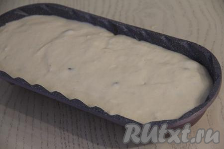 Залить начинку сверху оставшимся тестом и аккуратно его разровнять.