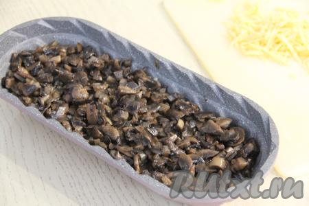 Затем равномерно разложить всю грибную начинку.