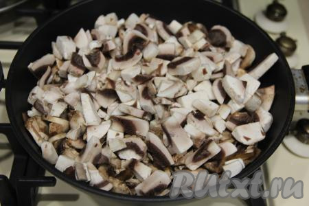 Грибы нарезать на пластинки (или на небольшие кусочки) и добавить в сковороду, перемешать.
