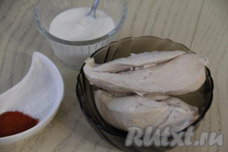 Куриное филе вымыть, выложить в кастрюлю, залить полностью водой. Поставить кастрюлю на огонь, после закипания, подсолив воду, варить мясо на небольшом огне минут 25-30. Дать мясу остыть.