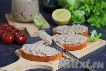 Вкусный, нежный паштет, приготовленный из куриной грудки с грибами, намазать на хлеб или выложить в тарталетки и подать к столу. Хранить его можно в закрытой банке в холодильнике не более 3 суток.