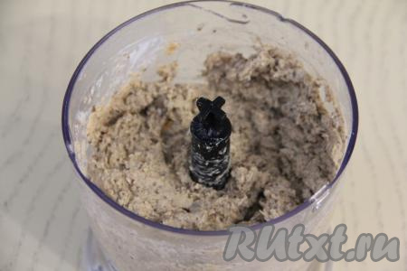 Пробить паштет из курицы с грибами до однородности. Если нет измельчителя, можно пробить шампиньоны с куриным мясом погружным блендером до однородности, а затем вмешать нужное количество сметаны, регулируя густоту паштета.