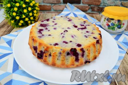 Творожная запеканка с чёрной смородиной