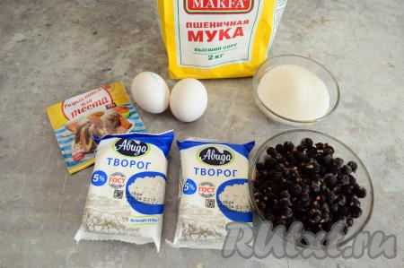 Подготовить продукты для приготовления творожной запеканки с чёрной смородиной. Яйца я взяла крупные (размер С0), если вы будете готовить с мелкими яйцами (С2), тогда можете взять 3 яйца. Чёрную смородину можно брать как свежую, так и замороженную. Свежие ягоды, убрав веточки, нужно промыть водой, а после этого обсушить, выложив на бумажное полотенце. Замороженную смородину, на которой практически нет наледи, можно не размораживать.