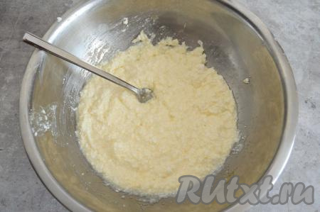 Вилкой перемешать творожно-яичную массу до однородности.