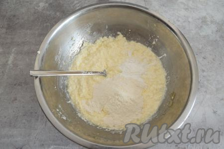 Всыпать разрыхлитель и половину муки. Перемешать тесто до однородности.