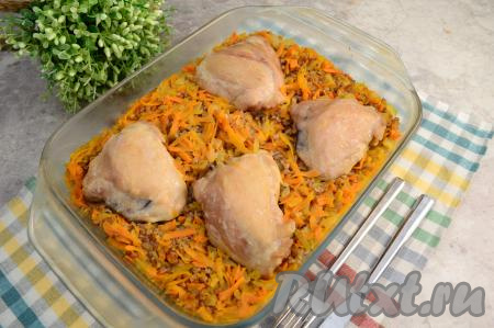 Готовность блюда нужно проверять и по мясу, и по гречке. Мясо должно легко прокалываться зубочисткой и из прокола должен вытекать прозрачный сок. Гречку просто пробуйте на вкус.