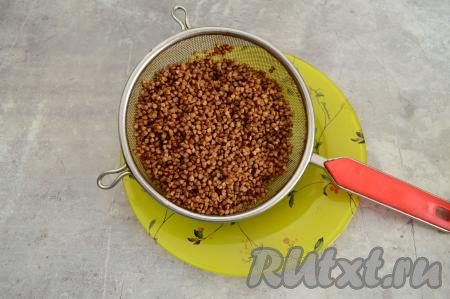 Гречку, если нужно, перебрать, удалить некачественные зёрна. Переложить гречку в сито, тщательно промыть под проточной водой, а затем оставить её на несколько минут, чтобы стекла лишняя вода.
