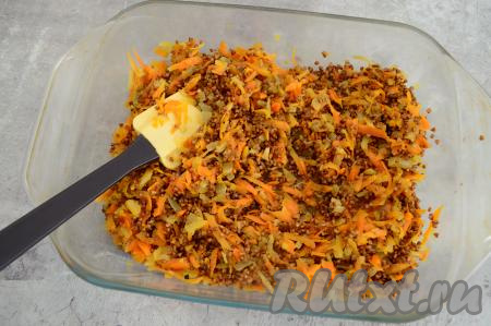 Посолить, перемешать овощи и гречку.