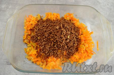 В форму для запекания выложить обжаренные овощи и промытую гречку.