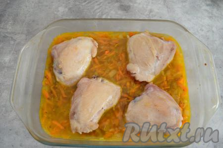 Поверх гречки с овощами выложить обжаренные куриные бёдра. Отправить запекаться на 40 минут в разогретую до 180 градусов духовку.