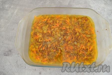 Вскипятить 500 миллилитров воды, залить кипятком гречку с овощами.