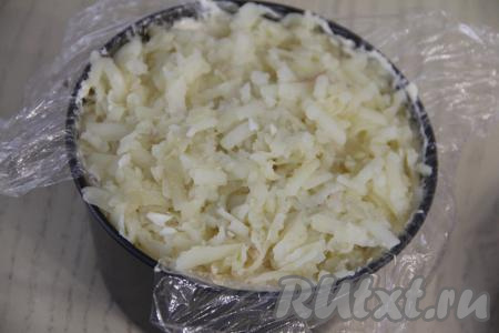 Почистить варёную картошку, натереть на крупной тёрке и выложить поверх мяса курицы, слегка присолить.