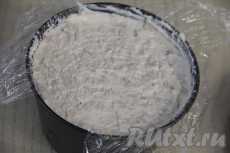 Нанести майонез и, слегка прижимая, разровнять слой.