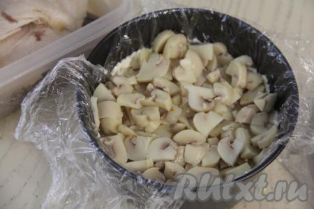 5-6 маринованных шампиньонов мелко нарезать, выложить следующим слоем, слегка утрамбовать.