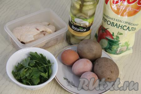 Подготовить продукты для приготовления салата "Грибное лукошко" с шампиньонами и курицей. Куриное филе заранее отварить до готовности (в течение 25 минут с момента закипания воды). Картошку сварить в кожуре до готовности (в течение 20-25 минут после начала кипения воды). Яйца сварить вкрутую (варить после начала закипания воды 10 минут). Варёное мясо курицы, яйца и картошку полностью остудить. Зелень вымыть и обсушить.