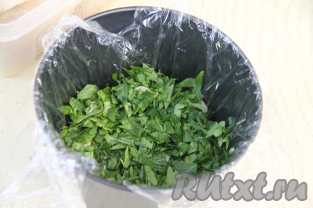 В качестве зелени для этого салата я взяла петрушку и укроп. Укроп использовала для украшения блюда. Петрушку мелко нарезать и равномерно выложить поверх грибов.