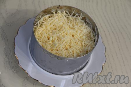Выложить следующим слоем сыр, натёртый на мелкой тёрке.