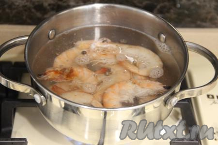 В кастрюле вскипятить воду, выложить замороженные креветки и варить их с момента закипания 2-3 минуты на небольшом огне.&nbsp;