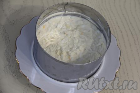 Нанести тонкий слой майонеза и слегка утрамбовать.