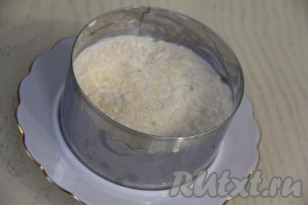 Нанести сеточку майонеза и разровнять слой.