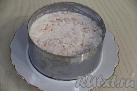 Смазать креветки майонезом и слегка утрамбовать. Поставить салат для пропитки в холодильник на пару часов.