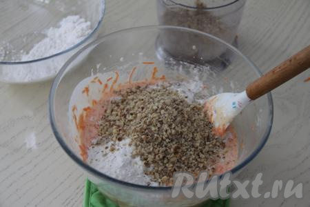 Грецкие орехи измельчить в измельчителе или мелко порубить ножом. В морковно-яичную смесь всыпать небольшими порциями сухие ингредиенты (смесь муки, соды, разрыхлителя, соли и корицы), каждый раз вмешивая их лопаткой. Затем добавить измельчённые орехи.