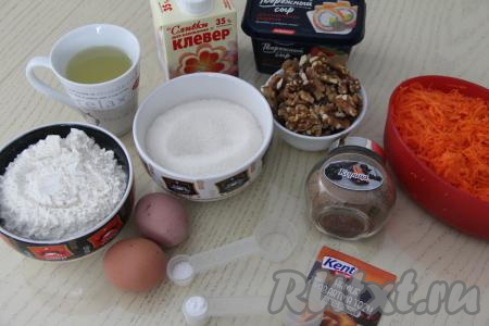 Подготовить продукты для приготовления морковного торта с грецкими орехами и крем-чизом. Морковь почистить и натереть на мелкой тёрке.
