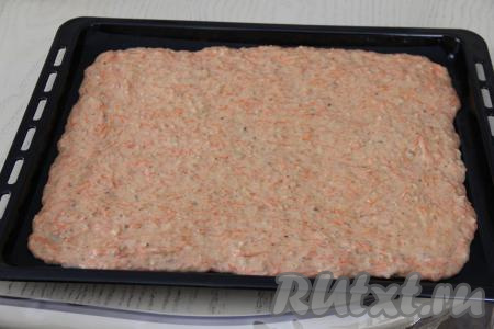 Выложить тесто на противень (у меня размер противня 40 сантиметров на 50 сантиметров), застеленный пергаментом (или ковриком для выпечки), поставить в разогревшуюся духовку.