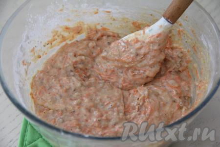 Перемешать морковное тесто лопаткой, оно получится нежным и не очень густым.