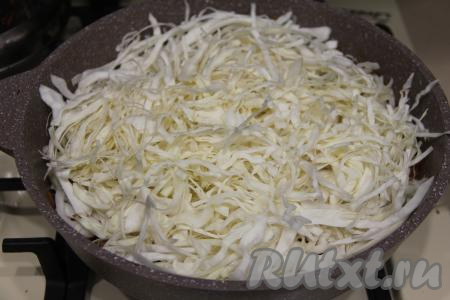 Капусту нарезать на тонкие полоски, добавить в сковороду, влить 100 миллилитров воды.