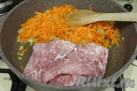 Отодвинуть овощи на одну половину сковороды, на другую половину сковородки выложить фарш. Обжарить фарш, постоянно разбивая комочки мяса, в течение 2-3 минут. В течение этого времени овощи на второй половине сковороды тоже не забывайте помешивать, чтобы они не подгорели.