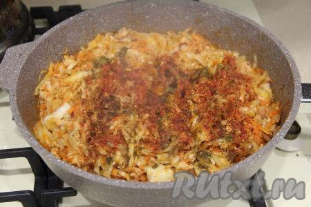 Перемешать капусту с фаршем и тушить, накрыв сковороду крышкой, на огне ниже среднего 20 минут, иногда перемешивая. Затем добавить соль и специи, перемешать ленивые голубцы.&nbsp;