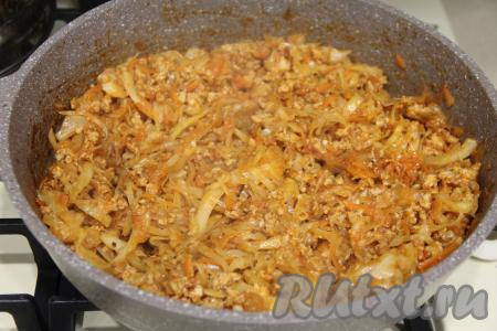 Потомить ещё минут 10 (до мягкости капусты) под крышкой, а затем снять с огня.