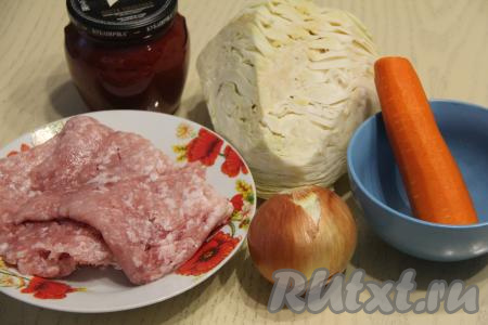 Подготовить продукты для приготовления ленивых голубцов без риса на сковороде. Лук и морковь почистить. Я взяла покупной свиной фарш, но можно приготовить фарш и в домашних условиях, пропустив кусочки мяса (например, свинину, курицу или индейку) через мясорубку.