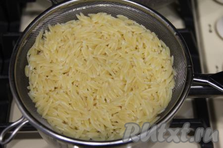 Для того чтобы отварить пасту, нужно вскипятить в кастрюле достаточно большое количество воды, подсолить, затем всыпать пасту "Орзо", перемешать, дать закипеть и варить на небольшом огне до готовности (я варила 10 минут, но точное время смотрите на упаковке пасты, которую вы варите). Готовую пасту откинуть на дуршлаг, дать лишней воде стечь.